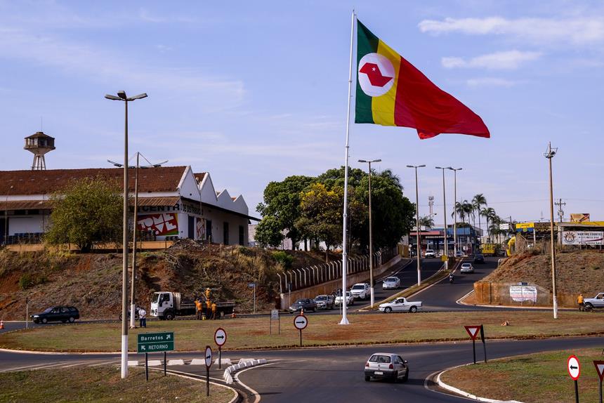 BARRETOS Flores e Bandeira da Cidade na recepção aos turistas e barretenses Olimpia 24 BARRETOS Flores e Bandeira da Cidade na recepção aos turistas e barretenses Olimpia 24