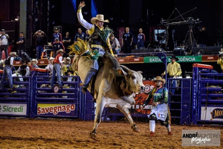 Peão de Crixas, GO, é campeão brasileiro do rodeio da PBR em Barretos, SP, Festa do Peão de Barretos 2023