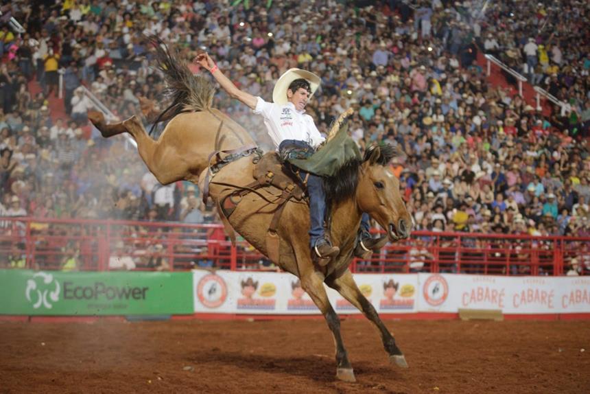 Rodeio tem 25 peões lutando pelo título